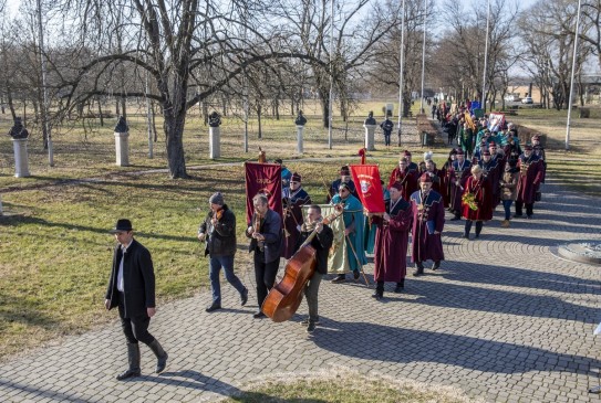 A borrendek felvonulása az Ópusztaszeri Nemzeti Történeti Emlékparkban a január 22-i Szent Vince-naphoz kapcsolódó vesszővágáson 2020. január 11-én. Szent Vince, Szent György és Szent Márton a szőlészek és borászok védőszentjei. MTI/Rosta Tibor