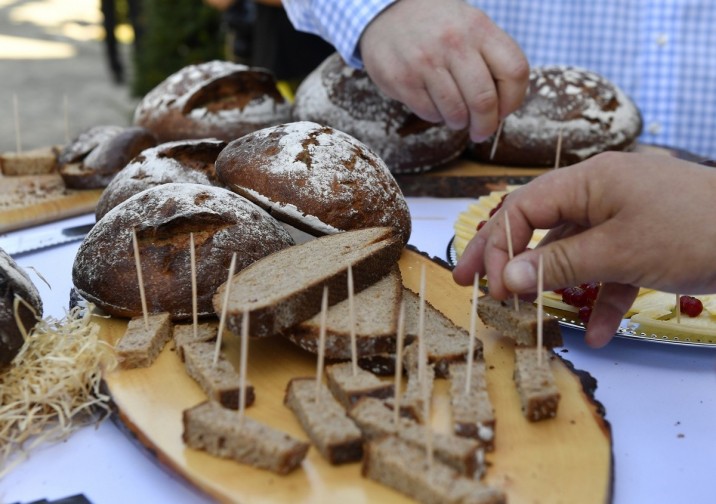 A Magyar Pékszövetség Szent István-napi kenyérverseny innovatív kategóriájának győztese, a Szega Camembert Kft. Mézalmás rozskenyere a Magyar Ízek Utcája rendezvénysorozat sajtótájékoztatóján a Várkert Bazárban 2018. augusztus 7-én. MTI Fotó: Illyés Tibor