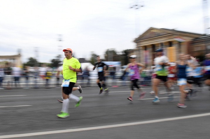 A 26. K&H mozdulj! félmaraton és futófesztivál résztvevői Budapesten, a Hősök terénél 2020. július 25-én. MTI/Kovács Tamás