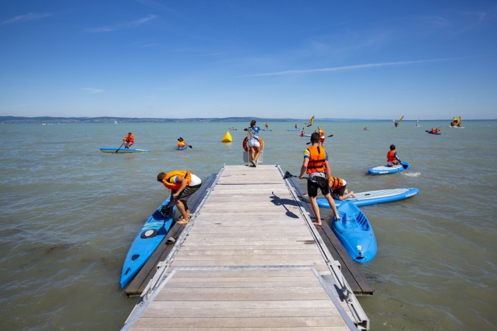 A Siófoki Kajak-Kenu Sportegyesület tagjai kipróbálják a sporteszközöket a Balatonban az újonnan átadott siófoki vízitúra-megállóhelynél, a Deák Ferenc sétánynál 2020. július 27-én. MTI/Varga György