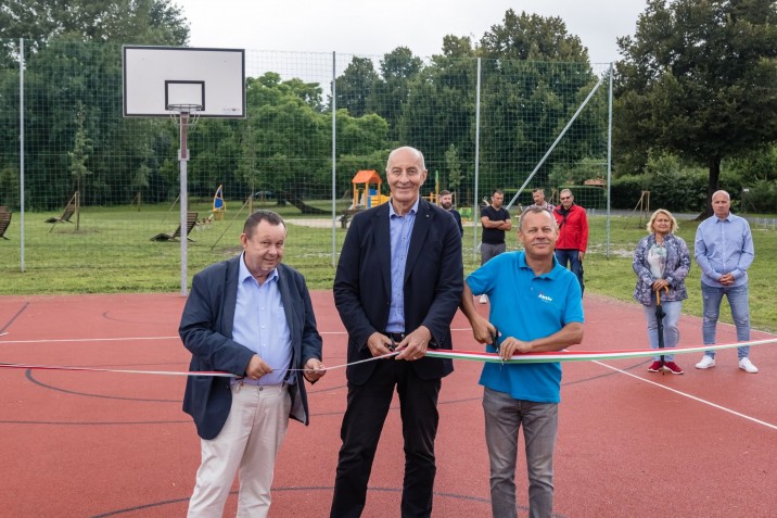 A fejlesztések során megújult a Rába-parti strand, játszótér és kosárlabdapálya, valamint egy új, multifunkcionális sportpályát alakítottak ki. MTI/Katona Tibor